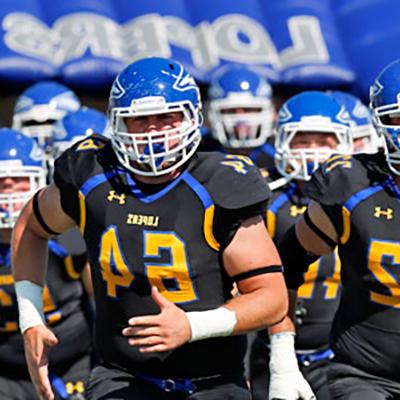 体育菠菜大平台 football team running out onto the field